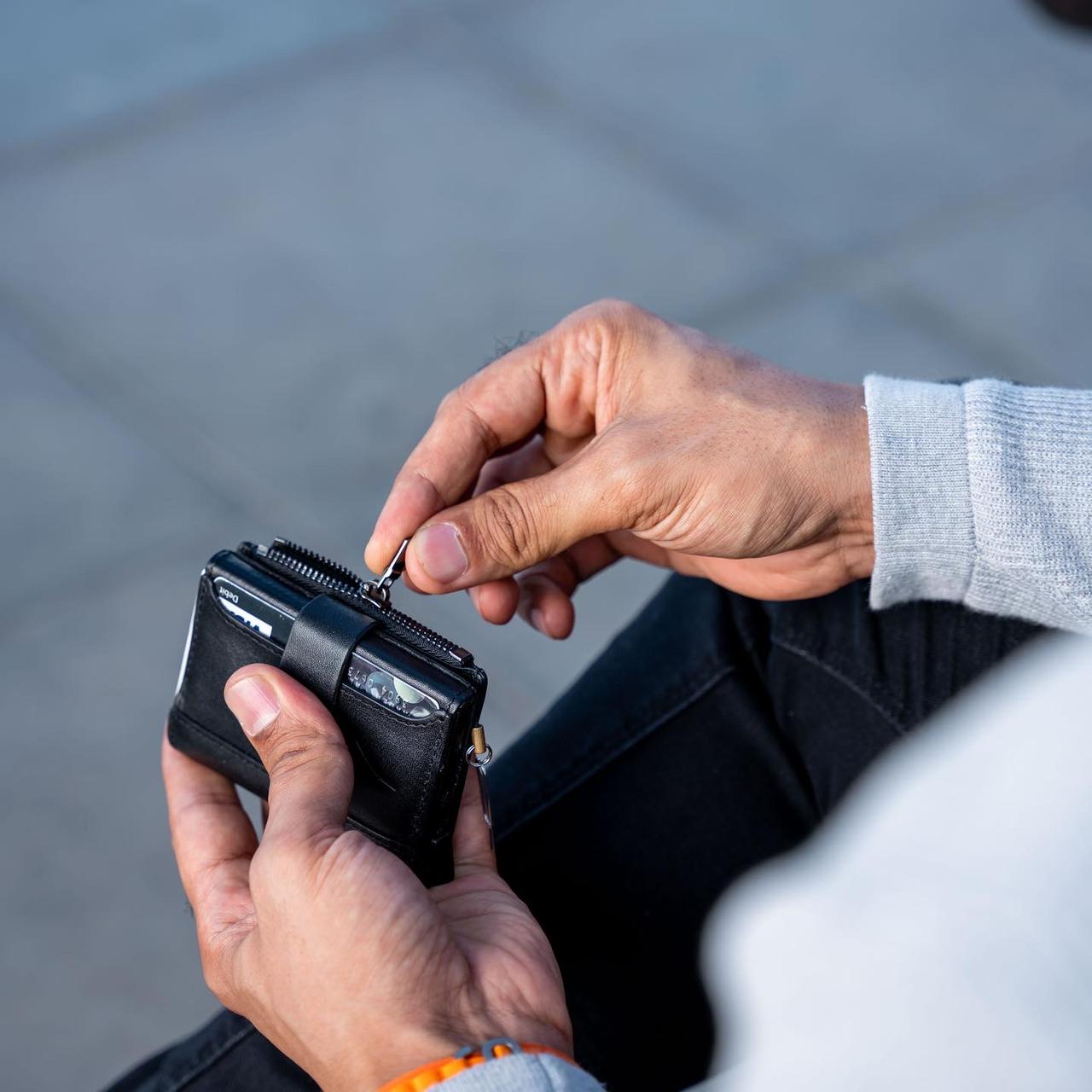 7 WALLET ORIGNAL LETATHER COIN ZIPPER- BLACK